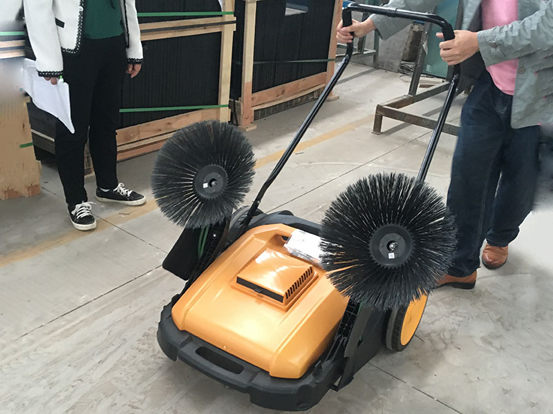 小型手推掃地機(jī)