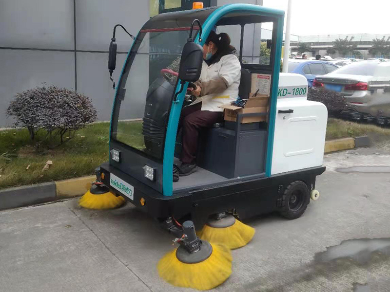 半封閉電動掃地機(jī)